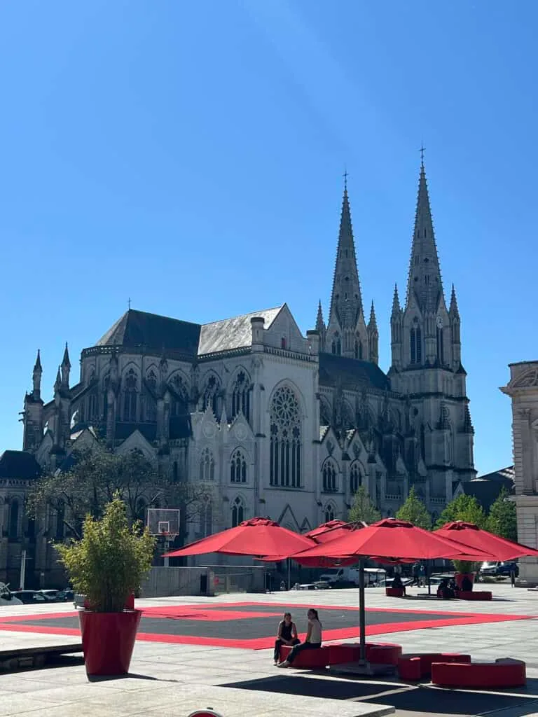Place Travot à Cholet avec parasols rouges en centre-ville