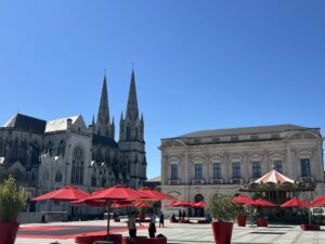 Place Travot au centre-ville de Cholet près de la Maison Cabane
