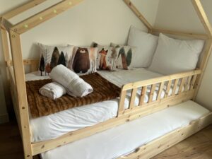 Chambre au deuxième étage d’une maison cabane à Cholet avec lit double pour enfants