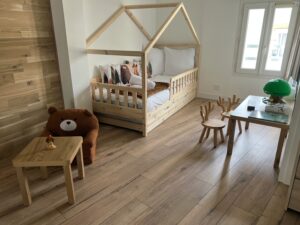 Chambre au deuxième étage d’une maison cabane à Cholet avec lit double et jeux pour enfants