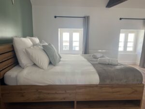 Chambre au deuxième étage d’une maison cabane à Cholet avec lit king size