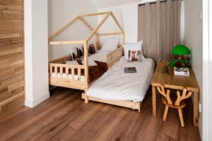 Chambre du deuxième étage avec lit et tiroirs de rangement à la Maison Cabane à Cholet