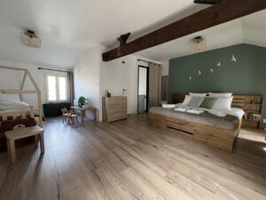 Chambre du deuxième étage vue d’ensemble à la Maison Cabane à Cholet