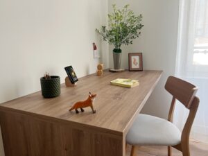 Chambre au premier étage d’une maison cabane à Cholet avec espace bureau