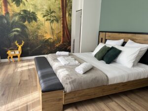 Chambre au premier étage avec lit king-size à Cholet