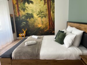 Chambre au premier étage d’une maison cabane à Cholet avec lit king size et décor forêt