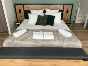 Chambre au premier étage avec lit king size et serviettes, Maison Cabane à Cholet