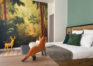 Chambre au premier étage d’une maison cabane à Cholet décorée sur le thème de la forêt