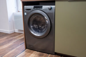 Lave-linge dans la cuisine de la Maison Cabane à Cholet