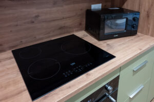 Plaque de cuisson dans la cuisine de la Maison Cabane à Cholet