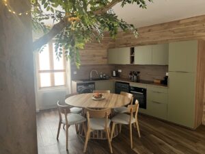 Cuisine avec table et arbre décoratif à la Maison Cabane à Cholet