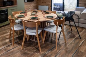 Cuisine avec table et chaise haute à la Maison Cabane à Cholet