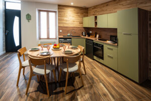 Table dressée dans la cuisine de la Maison Cabane à Cholet