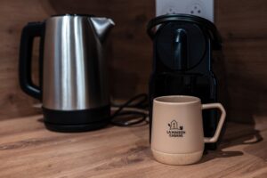 Cuisine avec espace thé et café et mugs à la Maison Cabane à Cholet