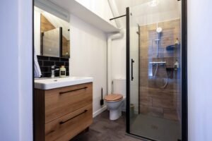 Salle de bain au deuxième étage de la Maison Cabane à Cholet