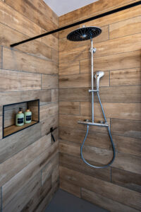 Douche intérieure salle de bain premier étage Maison Cabane à Cholet