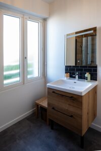 Salle de bain du premier étage avec meuble vasque à la Maison Cabane à Cholet