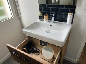Salle de bain au premier étage d’une maison cabane à Cholet avec sèche-cheveux