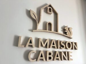 Salon de la Maison Cabane à Cholet avec enseigne décorative