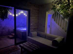 Salon de la Maison Cabane éclairé la nuit à Cholet