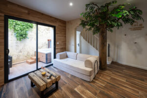 Salon lumineux d’une maison cabane à Cholet avec accès direct à la terrasse et au spa extérieur