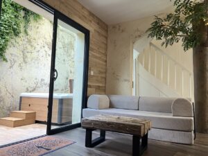 Salon avec accès terrasse et jacuzzi à la Maison Cabane à Cholet
