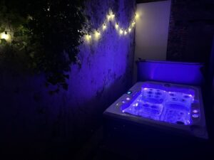 Spa extérieur éclairé la nuit à la Maison Cabane à Cholet