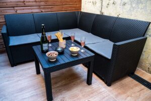 Terrasse avec salon de jardin de la Maison Cabane à Cholet