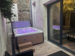 Terrasse de la Maison Cabane avec spa éclairé à Cholet