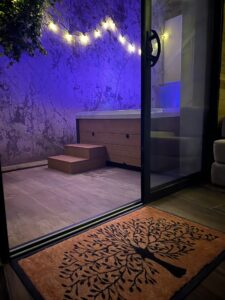 Terrasse avec jacuzzi privatif éclairé dans un hébergement atypique à Cholet proche du Puy du Fou
