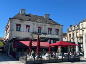Façade du Grand Café sur la place Travot à Cholet, centre-ville
