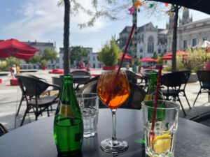 Table en terrasse du Conti avec apéritifs sur la Place Travot à Cholet