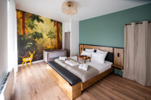 Chambre avec lit king-size et lit bébé à La Maison Cabane à Cholet