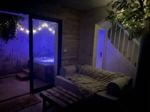 Salon de la Maison Cabane éclairé la nuit à Cholet