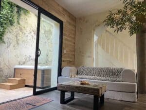 Salon avec accès terrasse et jacuzzi à la Maison Cabane à Cholet