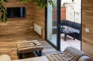 Salon TV et accès terrasse à la Maison Cabane à Cholet